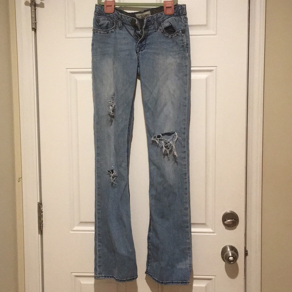Light Wash Ripped Denim Jeans 👖